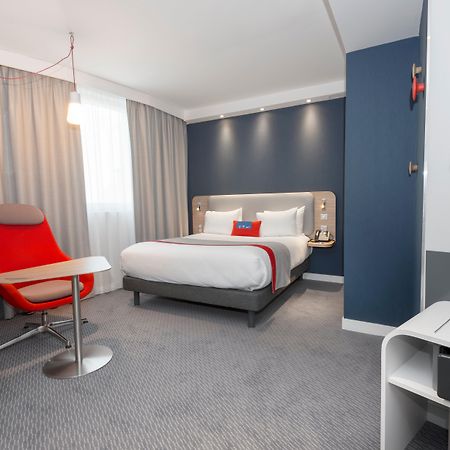 Holiday Inn Express Paris - Velizy By Ihg Exterior photo