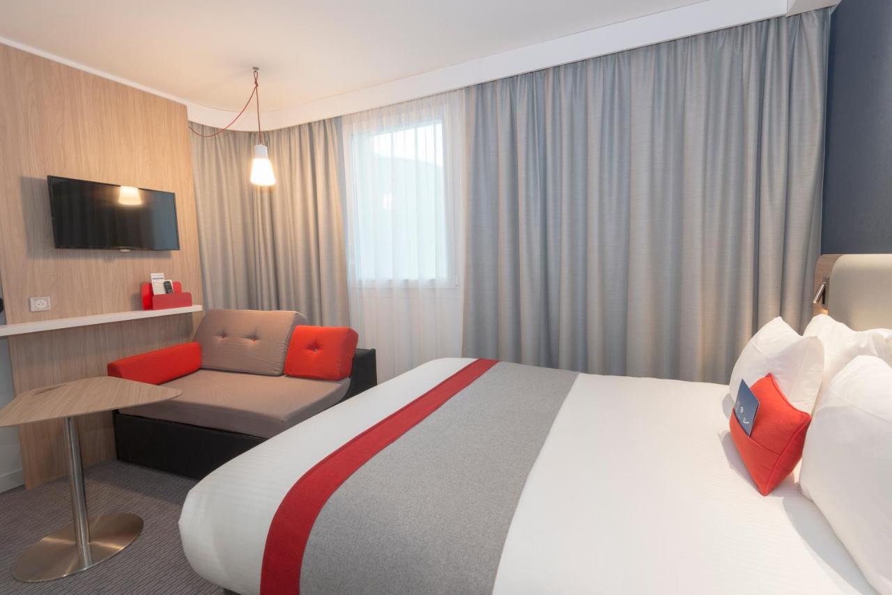 Holiday Inn Express Paris - Velizy By Ihg Exterior photo