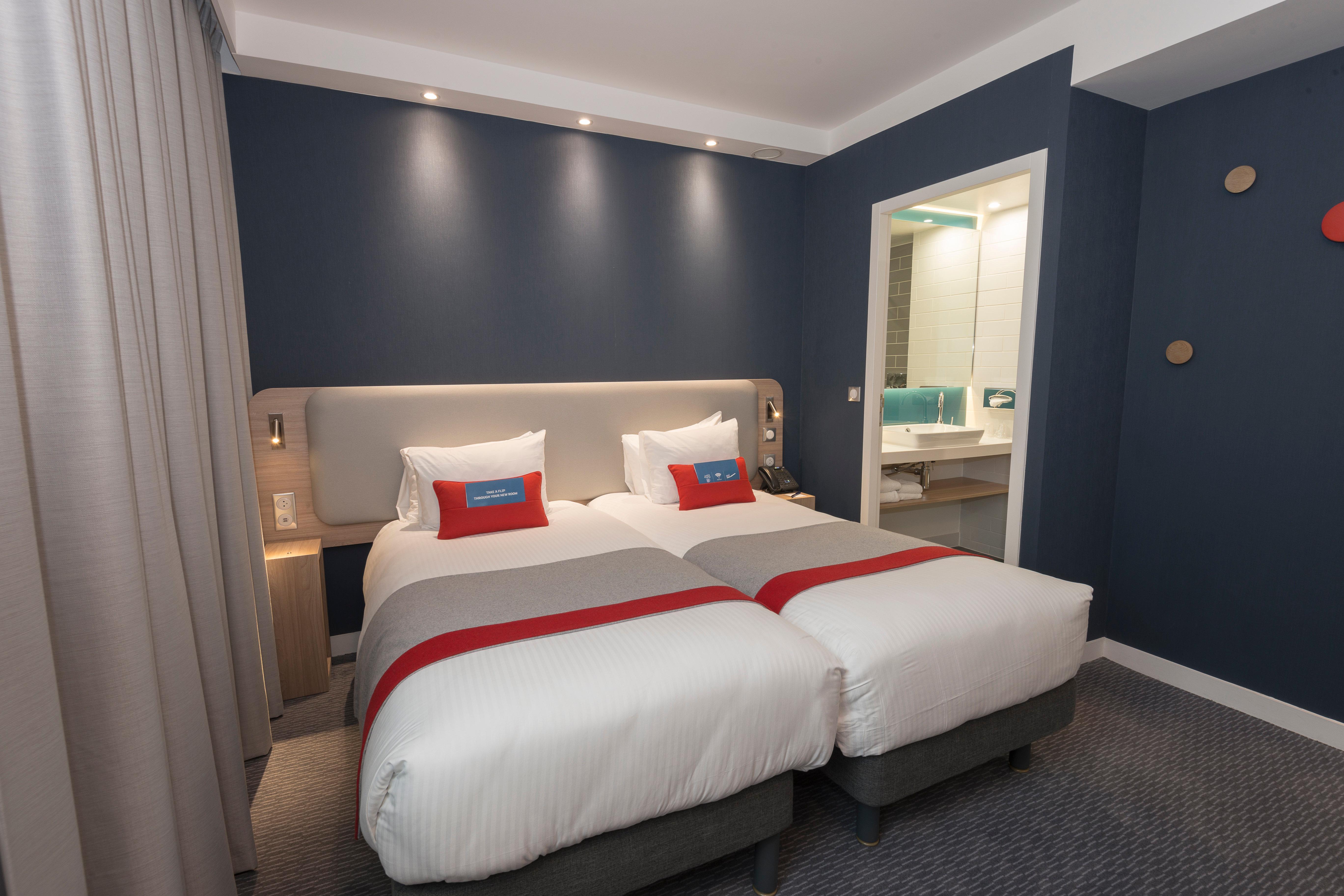 Holiday Inn Express Paris - Velizy By Ihg Exterior photo